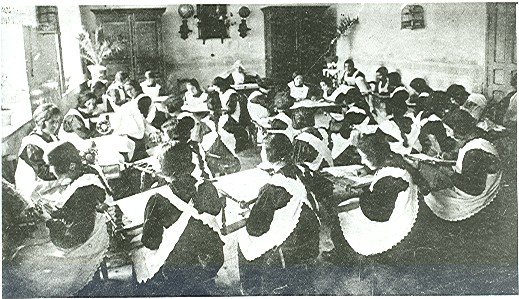 Clase de bordado en el colegio, 1920