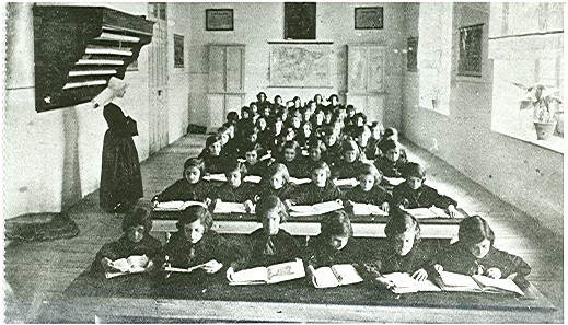 Clase de lectura en el colegio, 1920