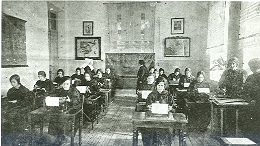 Clase de mecanografía en el colegio, 1920