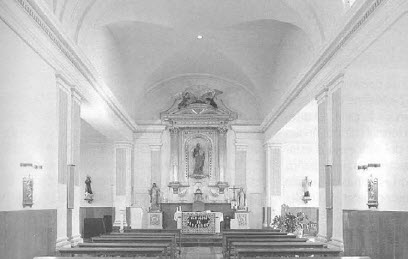 Vista interior de la capilla hacía el altar mayor.
